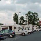 Grote campers aan het einde van de straat parkeren
